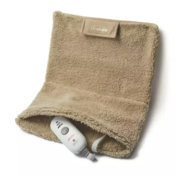 Brand new heating pad with 3 heat settings and a 2 hour auto-shutoff. Washable - Picture 3 of 3